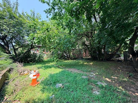 3rd image of 318 E 38Th St