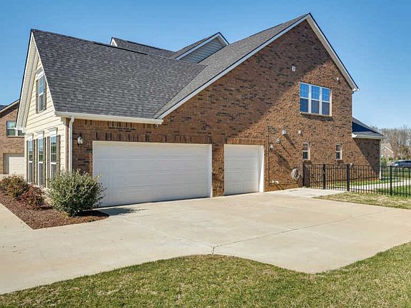 3rd image of 1407 Oak Dr