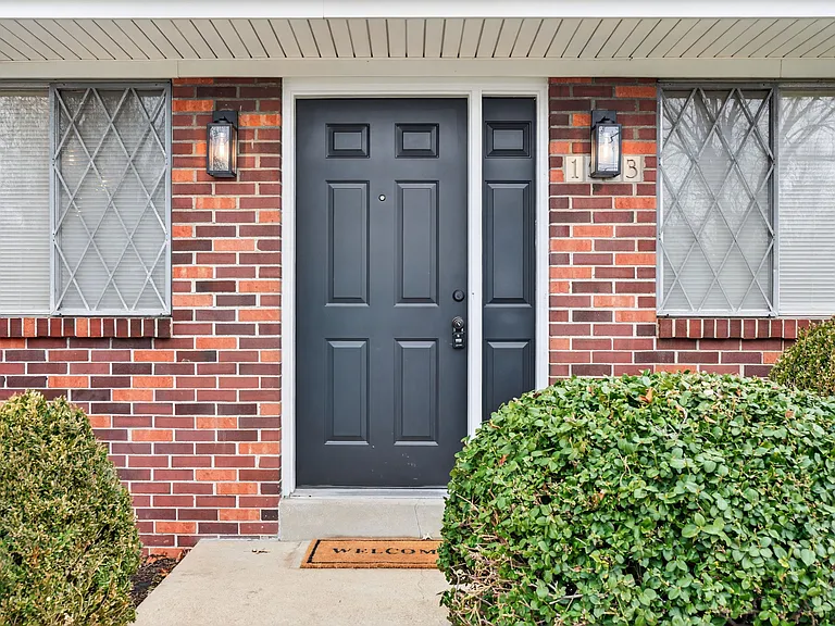 1553 Cove Ln — Photo 4