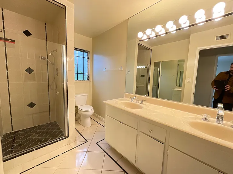 2539 E Seville Ave — Photo 15
