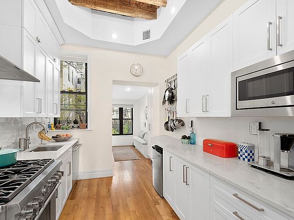 3rd image of 774 Putnam Ave