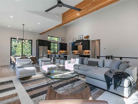 3rd image of 325 Woodridge Cir