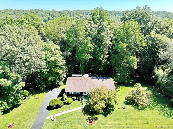 4 Christine Drive, Chestnut Ridge, NY 10977