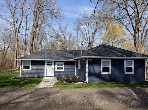 227 Bramblebrae Dr, White Lake, MI 48386