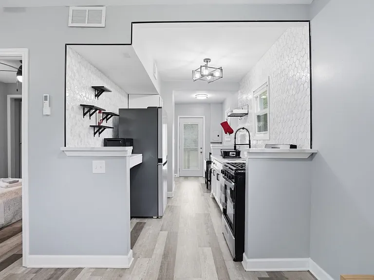 3223 E 35th Pl — Photo 5