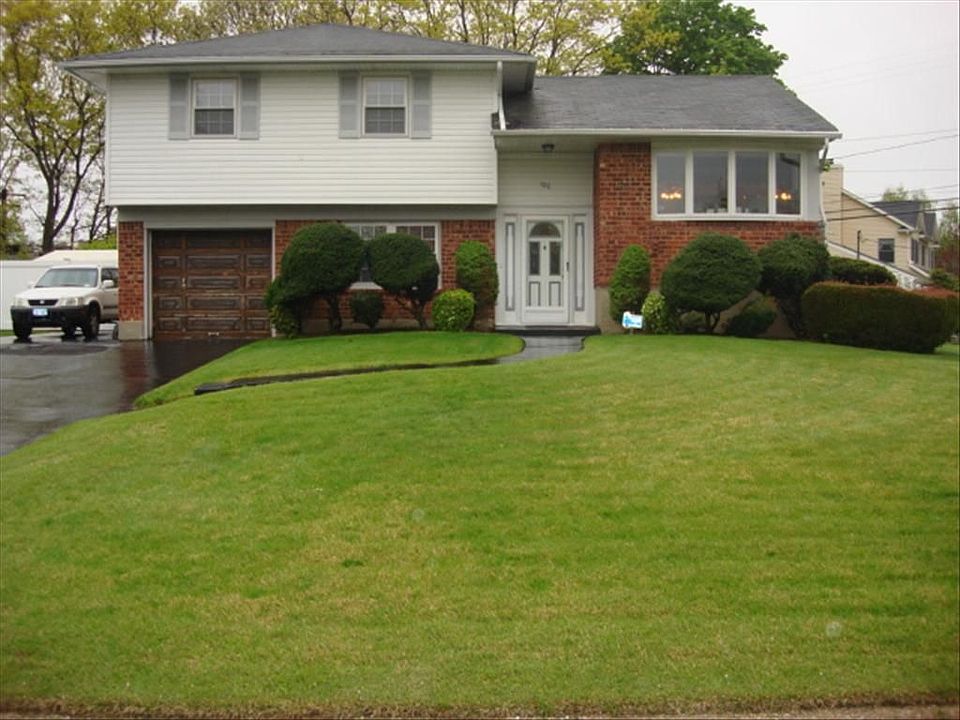 1st image of 106 Marilyn St