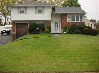 106 Marilyn St, East Islip, NY 11730