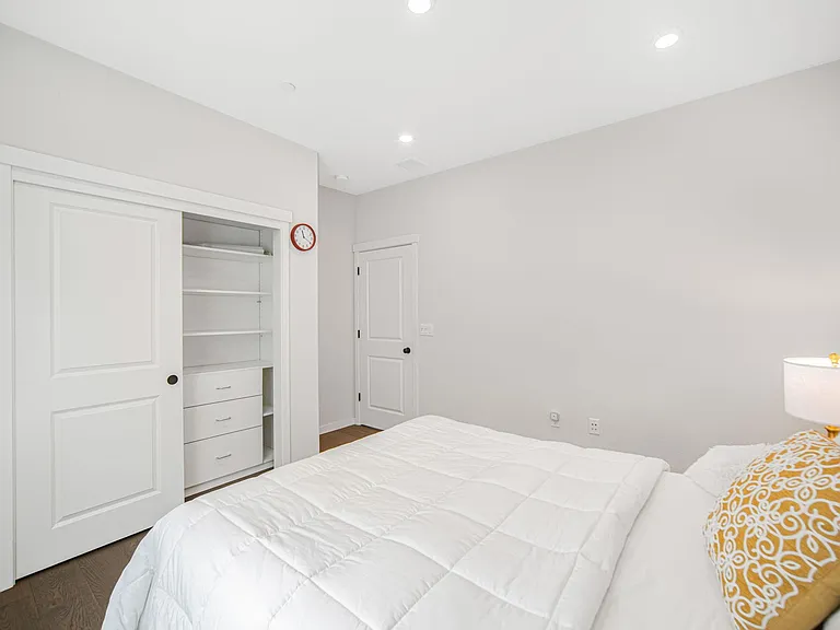 153 E Central Pkwy — Photo 36