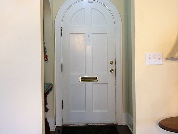 3rd image of 3251 Capitol Blvd S
