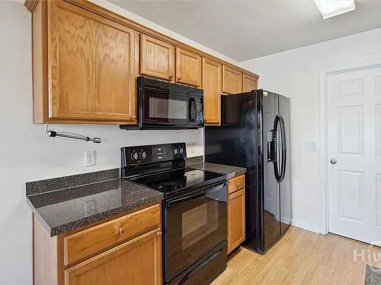 72 Lake Shore Blvd — Photo 10