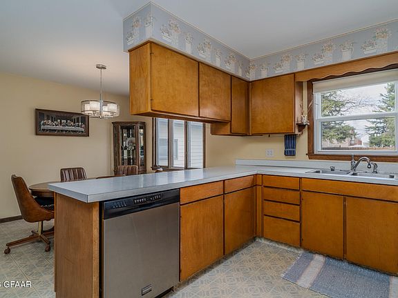 5th image of 109 E 8th St