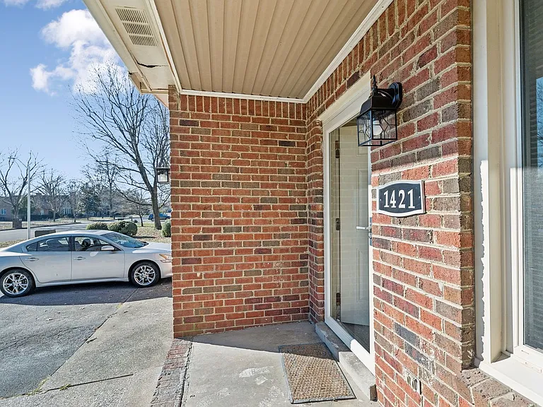 1421 Huntington Dr — Photo 3