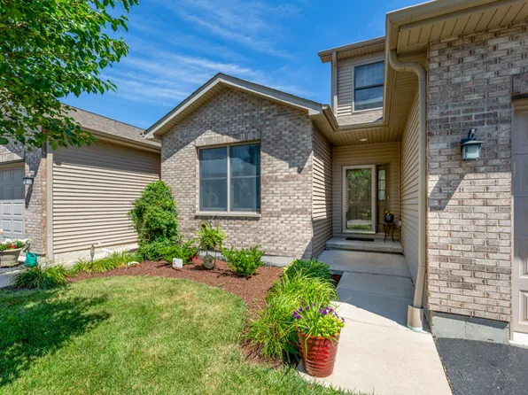 1352 Ridge Dr, Sycamore, IL 60178