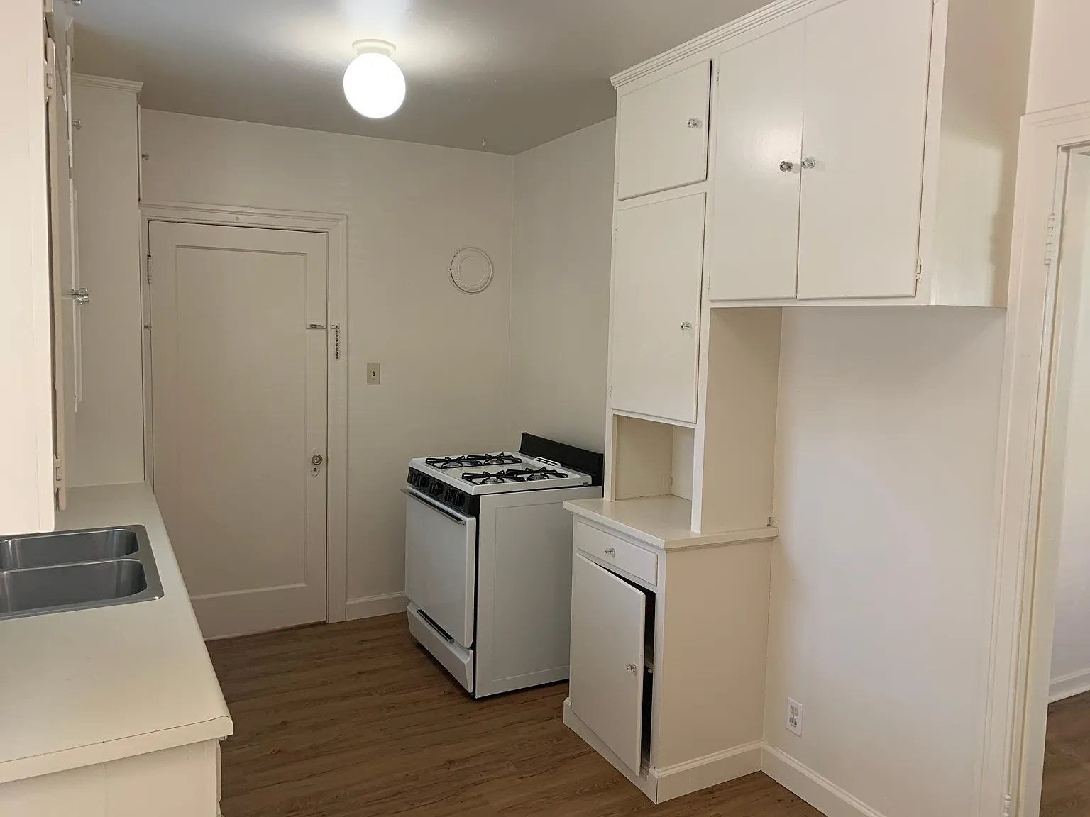 1422 Laurel St — Photo 3