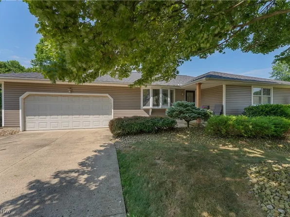 1272 Valley View Dr, Youngstown, OH 44512