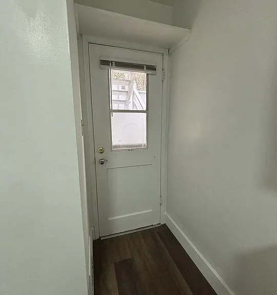 1638 Greenfield Ave — Photo 8