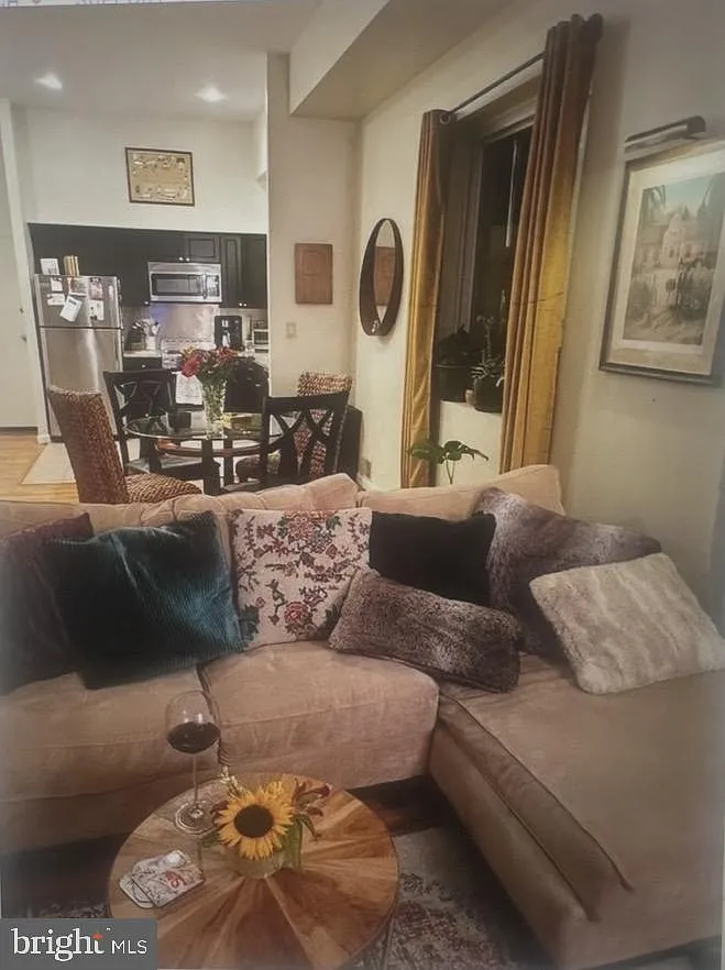 1 bed, 1.0 bath, 700 sqft, $1,800 — Photo 3