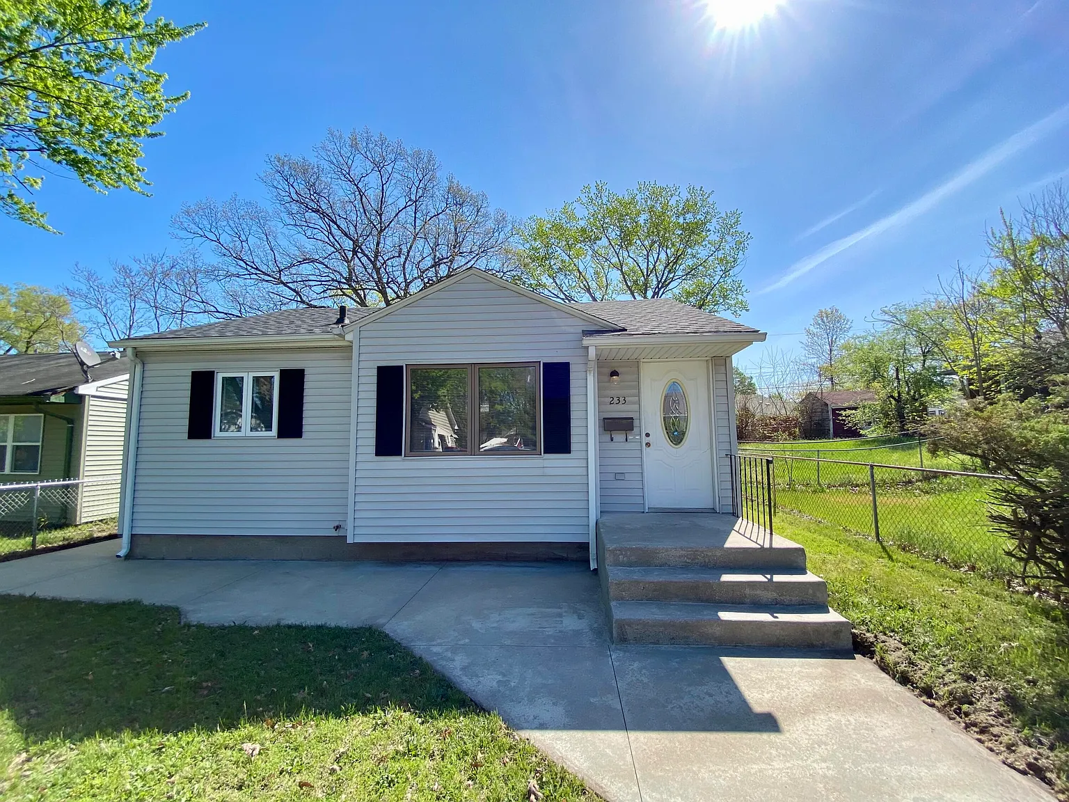 233 Ridgeland Ave photo 1