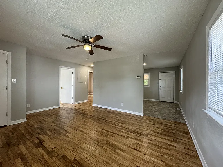 405 Laura Ct — Photo 3