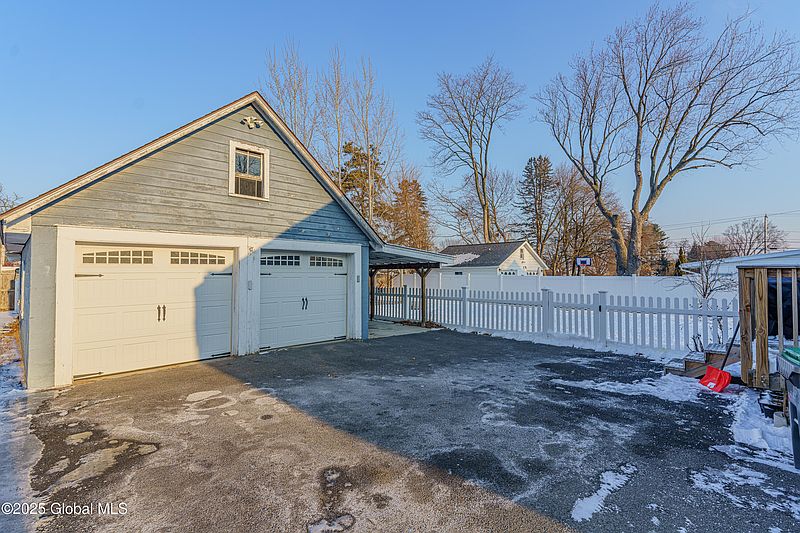4th image of 3021 Caroline Avenue