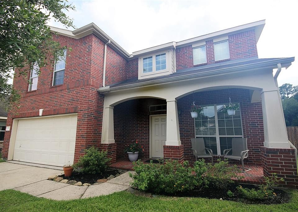 This large home sits on a cul-de-sac lot with a backyard that is the envy of the neighborhood!