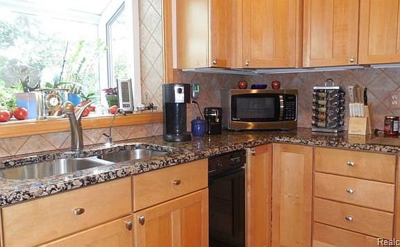 3rd image of 25128 Parkwood Dr