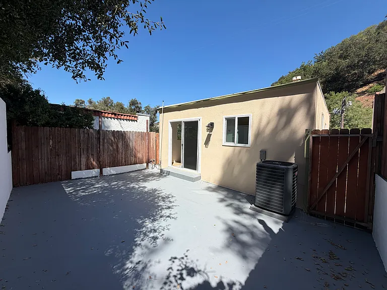 8535 Lookout Mountain Ave — Photo 42