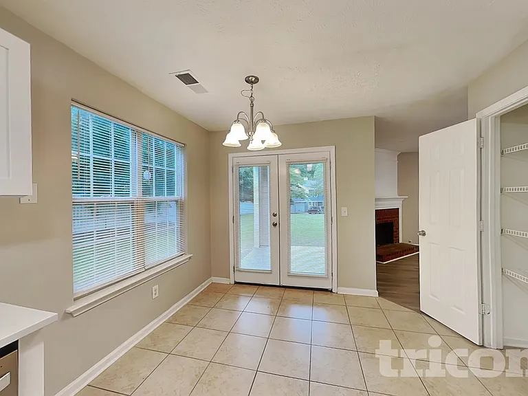 1047 Winterglen Way — Photo 4