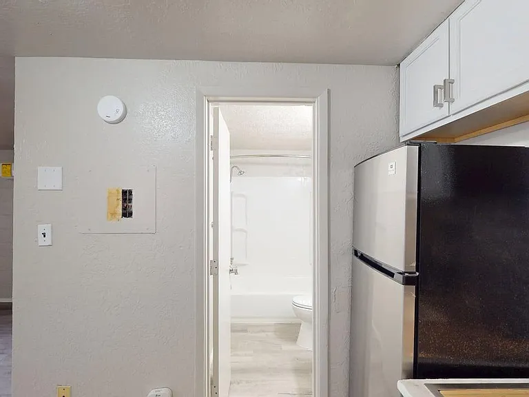 Totally Renovated Studios 2 Blocks To UNM — Photo 23