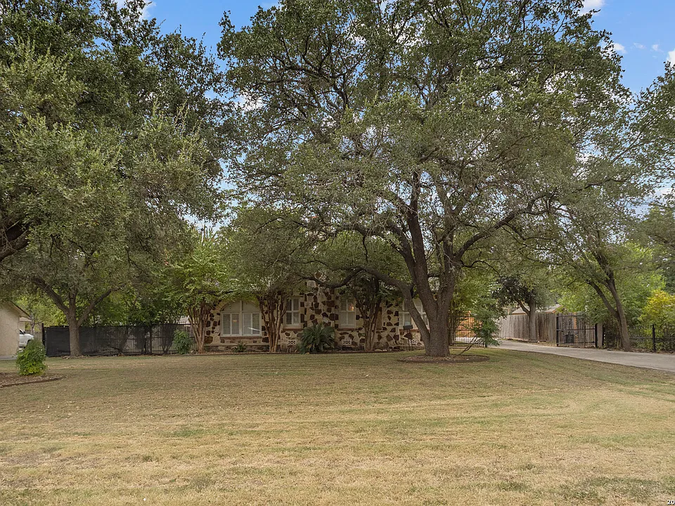 144 Greenlawn Dr