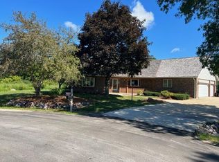 9114 W Stanford Ct, Mequon, WI 53097