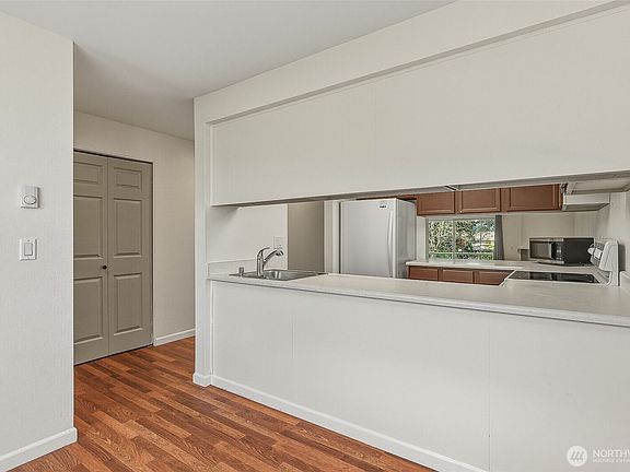 5th image of 23003 Lakeview Drive #208