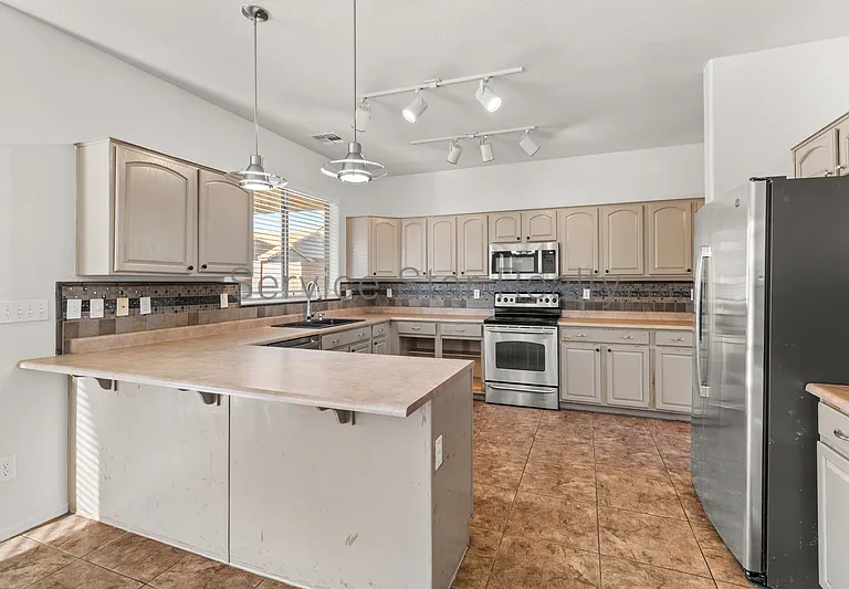 10122 W Albeniz Pl — Photo 15