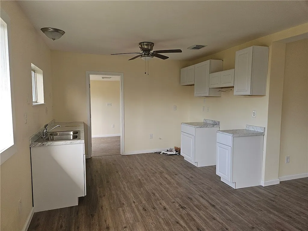 4 bed, 2.0 bath, 1300 sqft, $1,600 — Photo 2