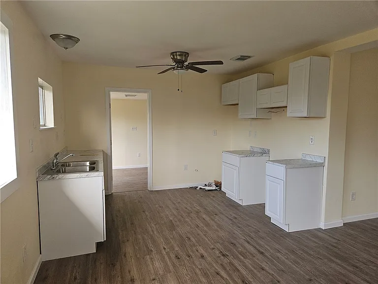949 Stone St — Photo 2