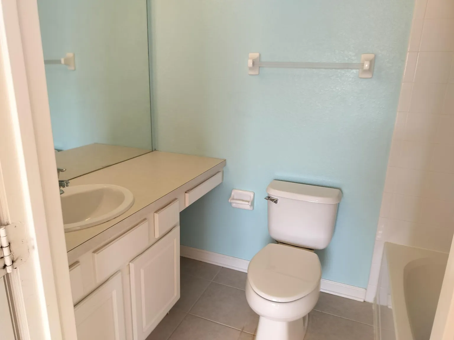 2 bed, 2.5 bath, 1332 sqft, $1,800 — Photo 3