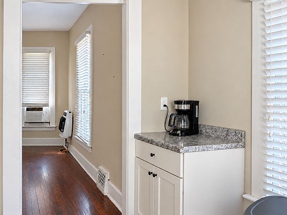 5th image of 520 SE Riverside Dr APT B1