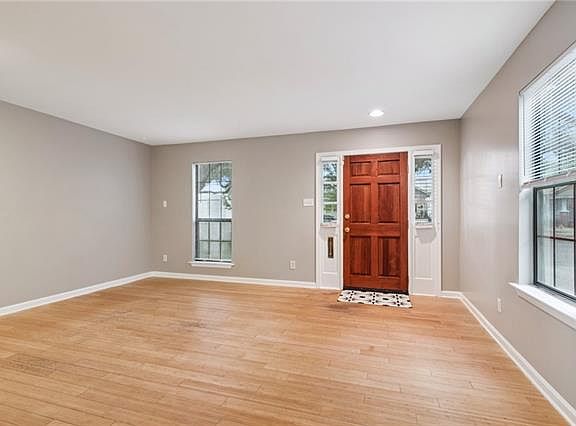 5th image of 4738 Banks St