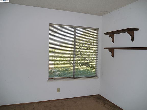 5th image of 748 Oriole Ave