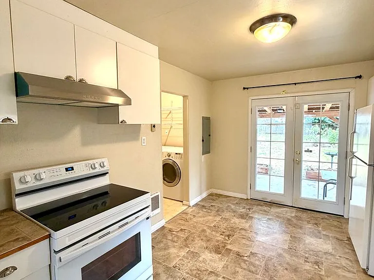 1043 S Oxford St — Photo 6