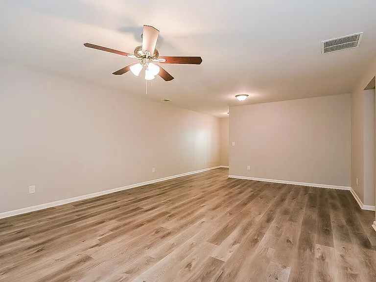 2495 Mayfair Dr — Photo 6