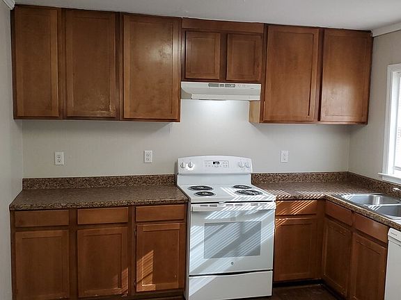 2nd image of 121 N Elm St