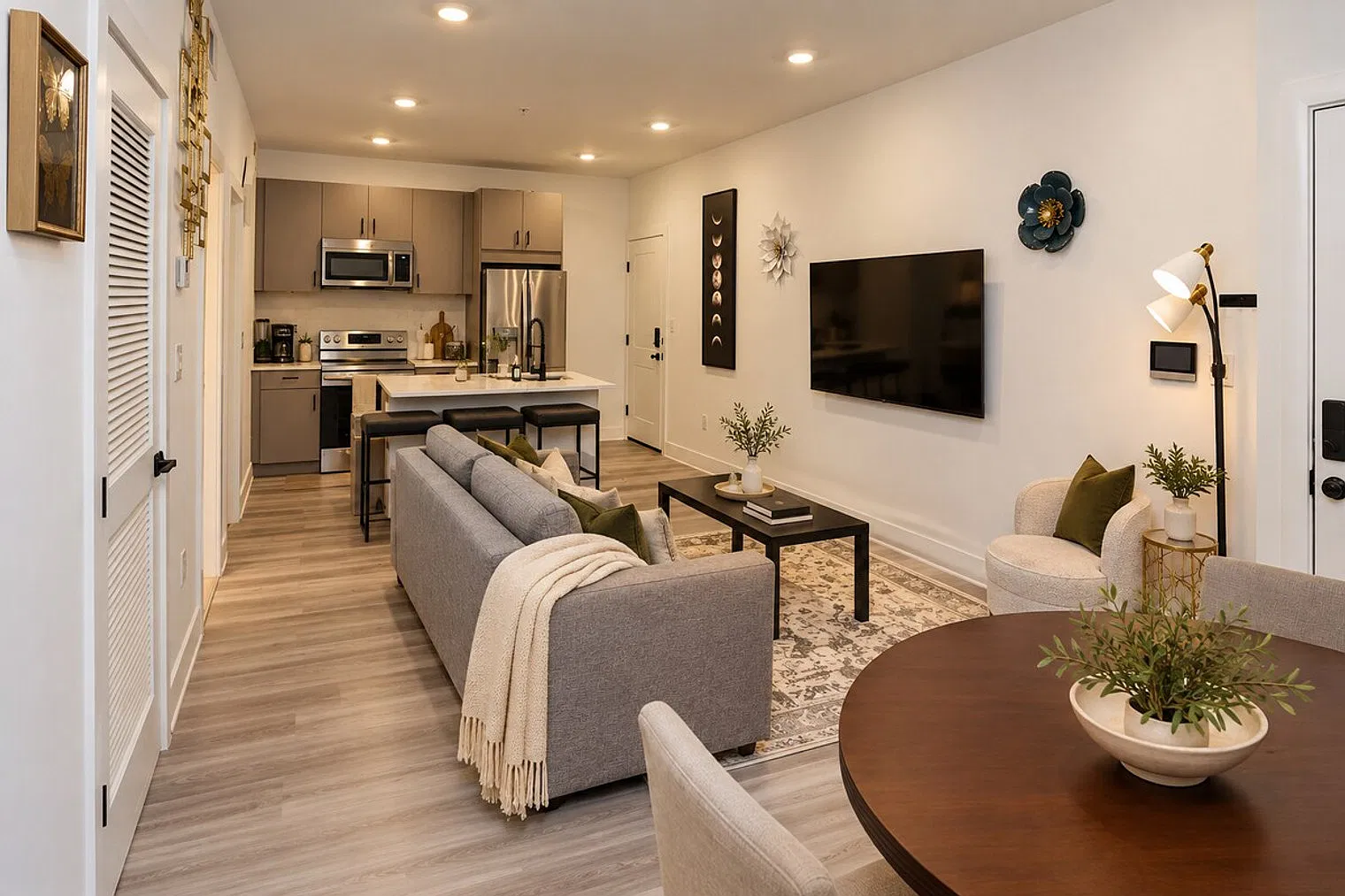 2 bed, 2.0 bath, $5,494 — Photo 4