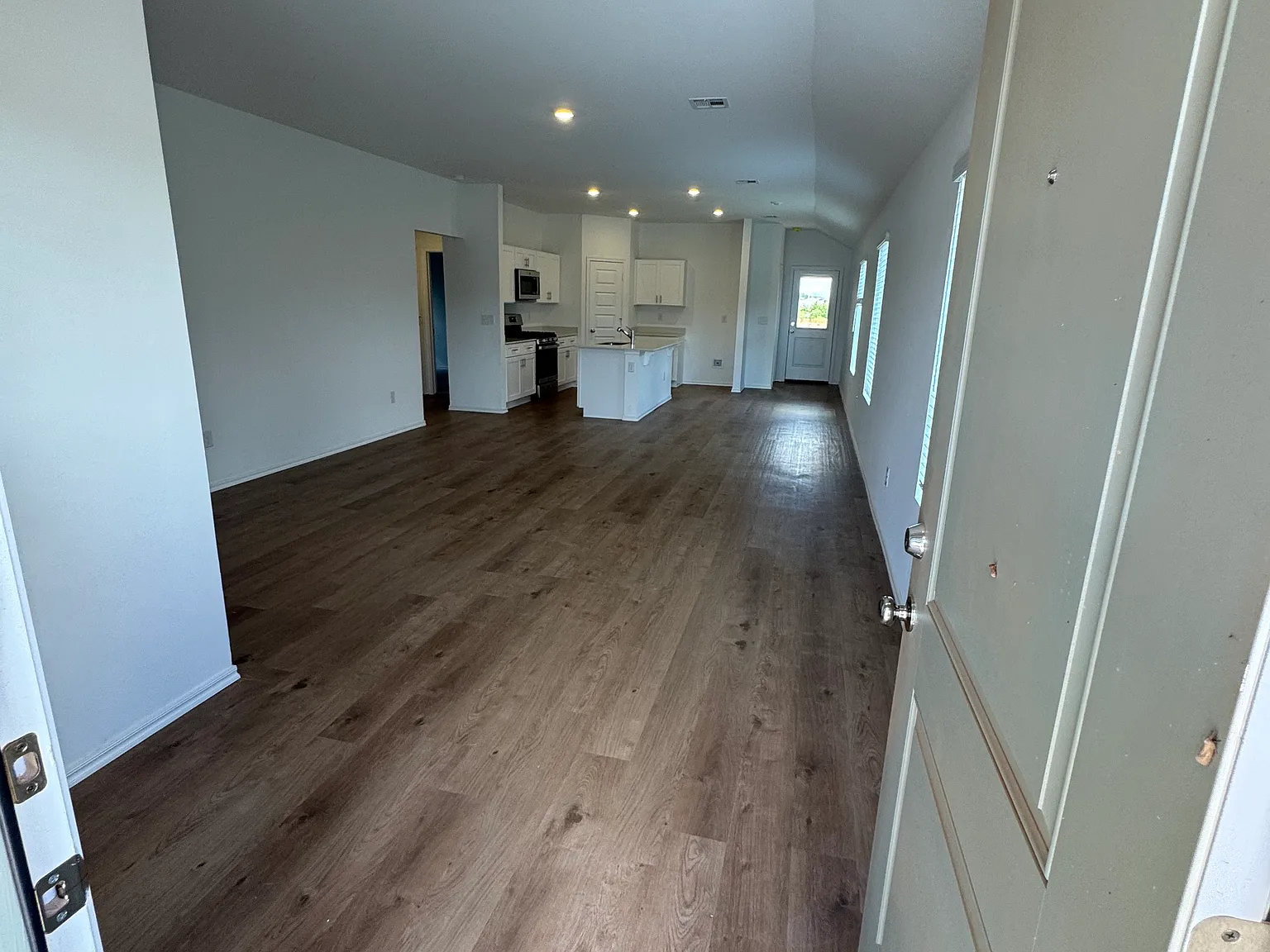 3 bed, 1373 sqft, $1,695 — Photo 2