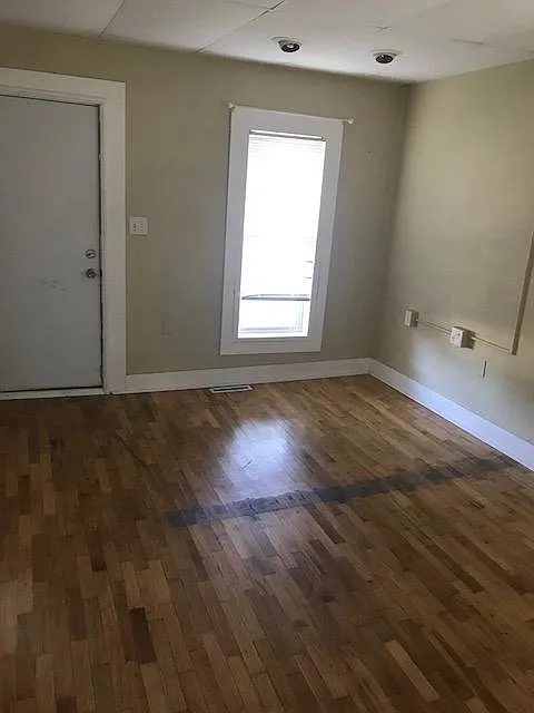 104 W Oak St photo 1