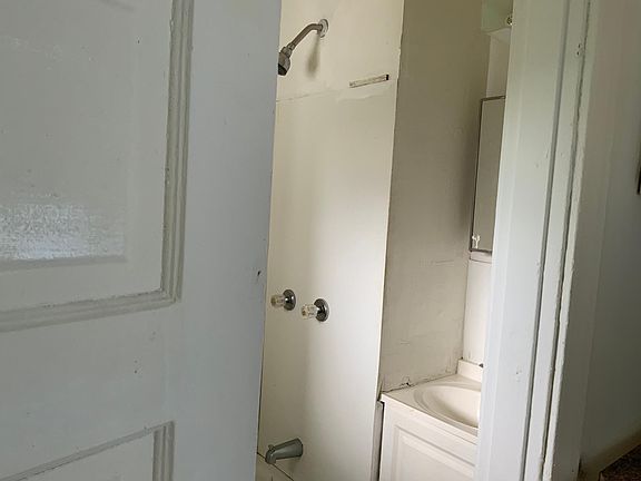 4th image of 1223 Dewey Ave #1