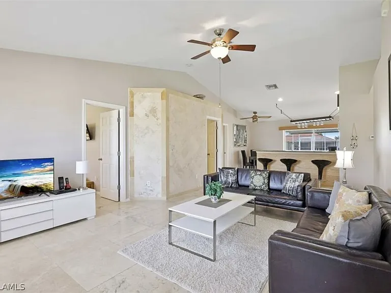 4022 SW 12th Pl — Photo 4