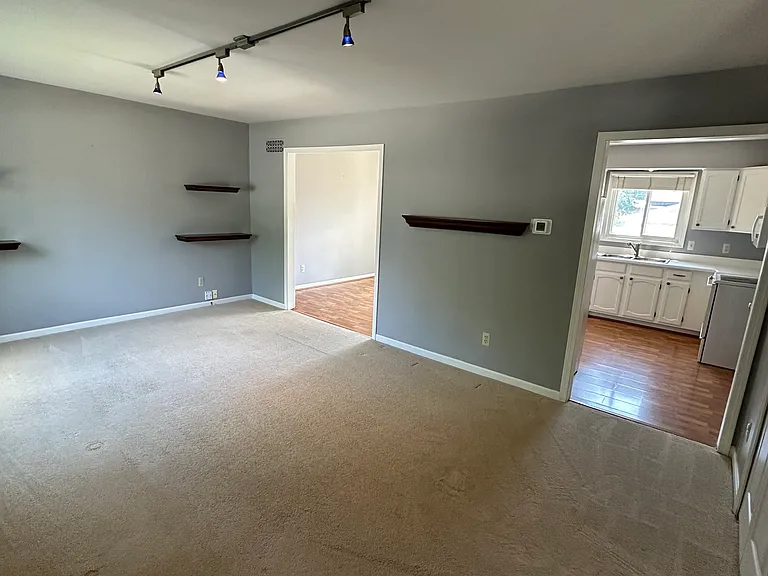 1336 E Lincoln St — Photo 2