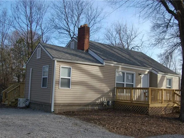 106 S 6th St, Clinton, MO 64735