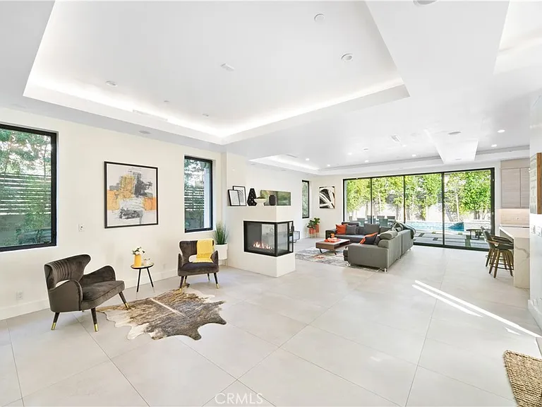 454 S Holt Ave — Photo 4